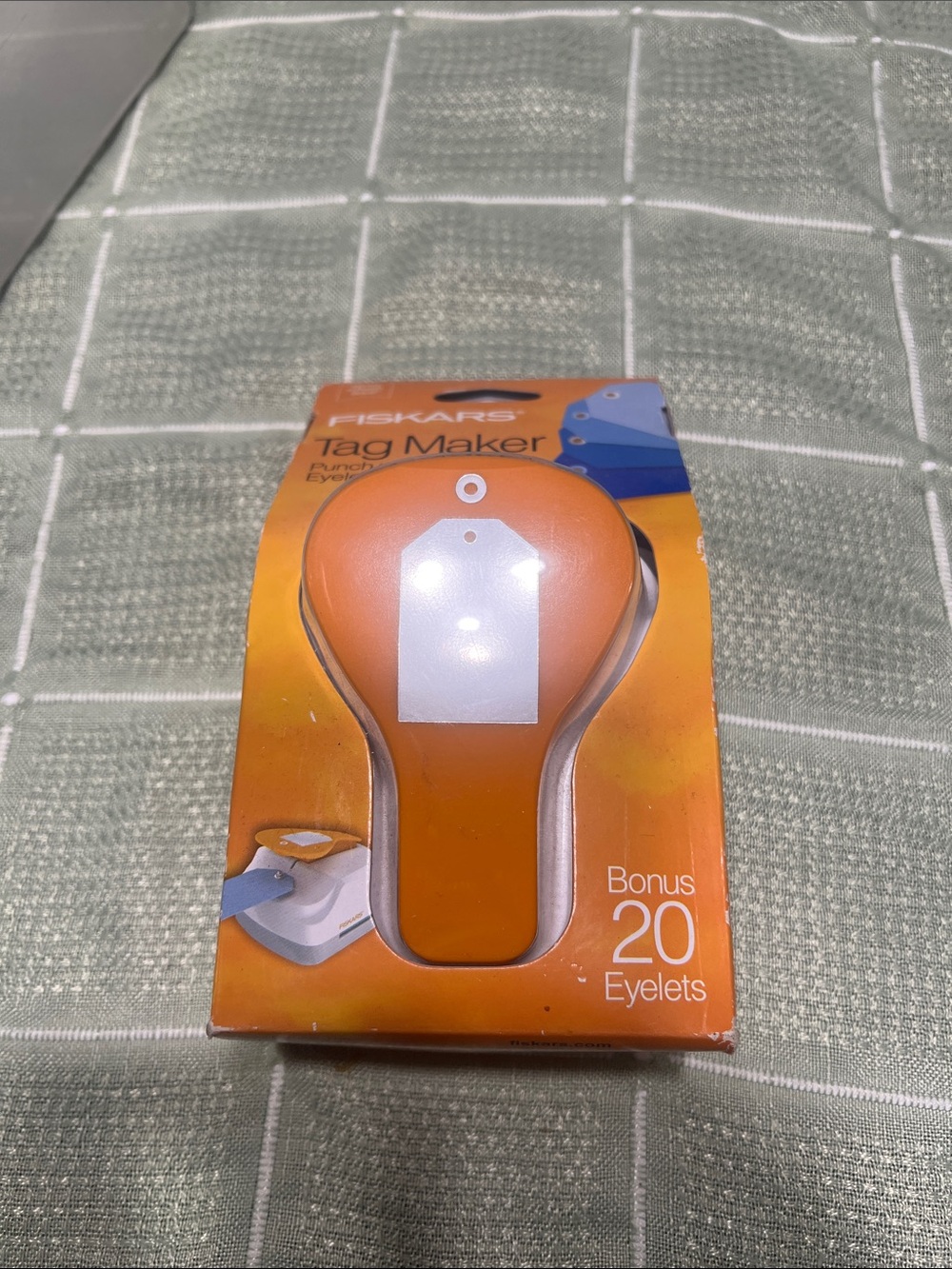 Fiskars Tag Maker with Bonus Eyelets